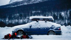 De försvunna alpinisternas bil parkerad i Tamokdalen. De saknade alpinisternas bild parkerad i Tamokdalen.