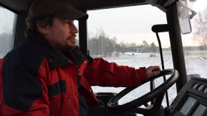 Anders Abrahamsson ställer sig kritisk till Carunas kundservice. Anders Abrahamsson sitter i traktorhytten, vinterlandskap utanför.