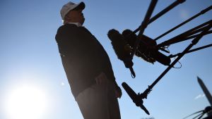 Trump besökte gränsen i södra USA på torsdagen, för att ge eftertryck åt sina krav på en mur USAs president Donald Trump talar utanför Vita Huset.