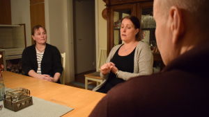 Beatrice Andersson och Kim och Nina Bergström är säkra på att arbetet aldrig gjordes. Beatrice Andersson och Kim och Nina Bergström sitter och pratar vid ett bord.