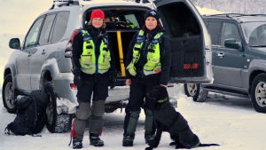 Susanne Bengtsson och Hilde Løvhaug med en av de lavinhundar som ska delta i sökarbetet. Susanne Bengtsson och Hilde Løvhaug med en av de lavinhundar som ska deltar i sökarbetet.