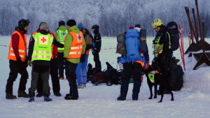Sökoperationen i januari. Ett gäng med räddningsmanskap står vid ett fjäll.