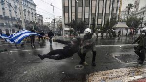 Demonstrant släpas bort av polis i Aten under demo mot namnavtalet med Makedonien. 20.1.2019.