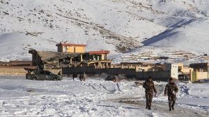 Talibangerillan angrep nyligen en militärbas utanför Kabul. Över 100 soldater befaras ha dödats, men de afghanska myndigheterna har varit förtegna om antalet döda. Det är bara den senaste stora talibanattacken mot afghanska armén och myndigheter. Afghanska säkerhetsstyrkor går nära militärbasen, där en bilbomb har exploderat.