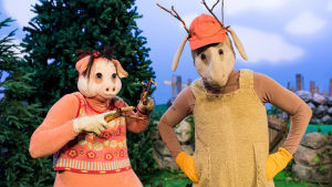 Isa Gris och Bärtil leker vargflickan och älgen. Isa Gris och Bärtil leker vargflickan och älgen.