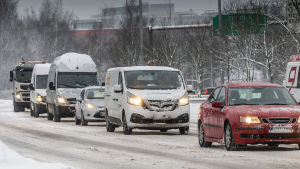 I Finland står trafiken, industrin och energiproduktionen för de största utsläppen. Talviliikennettä Helsingissä 23.1.2019.