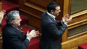 Greklands premiärminister Alexis Tsipras och utrikesminister Giorgos Katrougalos applåderar parlamentets beslut att godkänna namnavtalet med Makedonien Greklands premiärminister Alexis Tsipras och utrikesminister Giorgos Katrougalos applåderar parlamentet beslut att godkänna namnavtalet med Makedonien