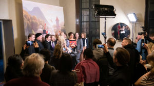 Det var ett stort intresse kring skådespelarna. Mumindalens röstskådespelare fotograferas på premiärfesten.