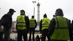En liten grupp demonstranter med gula västar protesterade mot de "röda sjalarna" vid Bastiljen En liten grupp demonstranter med gula västar protesterade mot de "röda sjalarna" vid Bastiljen