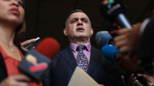 Justitieminister Tarek Saab har bett högsta domstolen ta i med hårdhandskarna mot oppositionsledaren Juan Guaidó . Tarek Saab, justitieminister i Venezuela under president Nicolas Maduro.