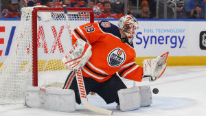 Edmonton-målvakten Mikko Koskinen har VM-erfarenhet. Mikko Koskinen räddar ett skott.