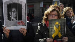 Demonstranter i Barcelona håller upp bilder av de fängslade separatisterna. 1.2.2019 Demonstranter i Barcelona (1.2.2019) håller upp bilder av de fängslade separatisterna.