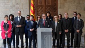 Kataloniens regionpresident Quim Torra håller presskonferens i Palau de la Generalitat i Barcelona strax efter att fängslade separatistledare förflyttats från fängelser i Barcelona till Madrid Kataloniens regionpresident Quim Torra håller presskonferens i Palau de la Generalitat i Barcelona strax efter att fängslade separatistledare förflyttats från fängelser i Barcelona till Madrid