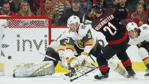Nino Niederreiter gör mål mot Vegas. Nino Niederreiter gör mål mot Vegas.