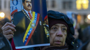 Pro Nicolas Maduro protest i Berlin i slutet av januari 2019. En demonstrant håller ett porträtt av Nicolas Maduro. Pro Nicolas Maduro protest i Berlin i slutet av januari 2019. En demonstrant håller ett porträtt av Nicolas Maduro.