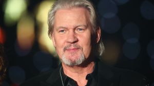 Den trefaldiga vinnaren Johnny Logan dyker också upp för att leda tittarna i en gemensam sång. Johnny Logan.