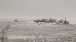 Den som rör sig på isen bör undvika strömställen, som smala sund och uddar. Bilden tagen i februari 2019. Suomenlinnan lautta menossa jääväylää pitkin Klippanin saaren ohitse