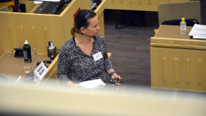 Forskare Maria Bäck vid Åbo Akademi modererade utfrågningen av politiker och experter. Porträtt av foskare Maria Bäck.