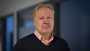 Jouko Ikonen har lång erfarenhet. Han jobbade tidigare som polis och var också länge linjedomare med erfarenhet av internationella matcher. SUEKin tutkintapäällikkö Jouko Ikosen puolikuva 7.2.2019