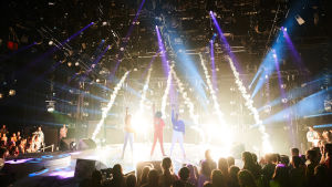 På den här scenen ska Walter Wilkman uppträda. Alina Reinikainen i MGP-finalen 2018 med sina dansare Amelia Öström och Olivia Tuomaala.