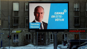 Isamaa är företagarnas företagsamma parti. Estlands utrikesminister Toomas Tõniste på en valaffisch för Isamaa-Fäderneslandet i Tallinn den 22 januari 2019.
