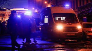 Ambulans utanför ITMO-universitetet strax efter olyckan. Ambulans utanför ITMO-universitetet när en del av väggarna och golvet har rasat i byggnaden.