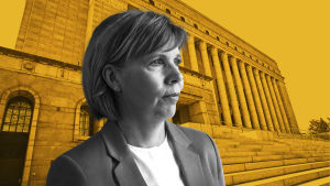 Eduskuntavaalit 2019 puhe ja tentti. Ensimmäisenä vuorossa RKP. Anna-Maja Henriksson med riksdagshuset i bakgrunden. Bakgrunden har ett gult filter.
