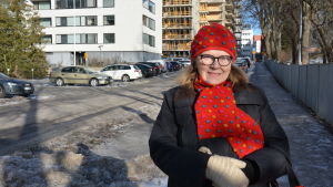 Una Fröberg trivs på den lugna Kuppisgatan. Una Fröberg står på sin hemgata Kuppisgatan.