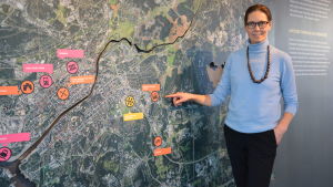 Minna Karhu trivs med att bo och jobba i Kuppis. Minna Karhu framför en framtidskarta av Åbo.
