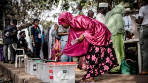 En ung kvinna lägger sin röst i Yola, delstaten Admawa i nordöstra Nigeria. En ung kvinna lägger sin röst i Yola, delstaten Admawa i nordöstra Nigeria.