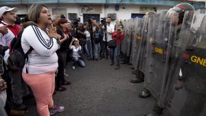 Militären hejdar venezuelaner i Ureña som försöker ta sig in i Colombia Militären hejdar venezuelaner som försöker ta sig in i Colombia via Urena.