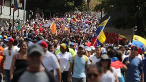 Många människor i huvudstaden Caracas hörsammade i dag oppositionsledaren Juan Guaidós uppmaning till venezuelanerna att bege sig ut på gatorna för att protestera. Men många anhängare till president Maduro var också ute i Caracas och demonstrerade. Demonstration i Caracas, Venezuela