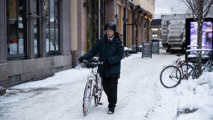 Jussi Halla-aho taluttaa pyörää