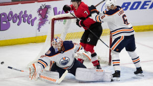 Mikko Koskinen och Adam Larsson i Edmonton försöker få stopp på Ottawas Brady Tkachuk. Mikko Koskinen och Adam Larsson i Edmonton försöker få stopp på Ottawas Brady Tkachuk.