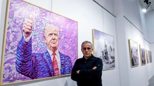 Albansk konstnär ställer ut 50 idolporträtt av Trump i Tirana. Den albanska konstnären Avni Delvina har målat 50 idolporträtt av Donald Trump.