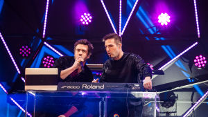 Sebastian Rejman och Darude representerar Finland i årets ESC med låten Look Away. Darude ja Sebastian Rejman esittää toisen UMK-kappaleen Supermanin Logomolla 2.3.2019