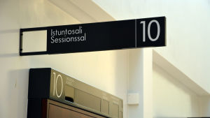 Majoriteten av alla våldtäkter leder inte till fällande domar. Sessionssal i Egentliga Finlands tingsrätt.