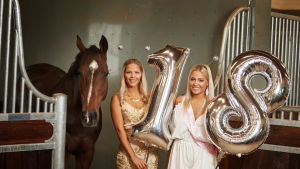 Selma och Klara Hammarström inför sin 18-års fest. Selma och Klara Hammarström inför sin 18-års fest.