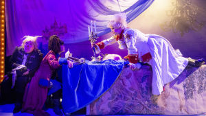 Marja Salo som "flickkungen" Kristina, Aksa Korttila som tidsresenären Alix och Hannu-Pekka Björkman som hovman. Foto från Koiramäen Suomen historia på Nationalteatern.