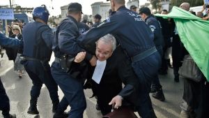 Polisen angriper protesterande jurister och journalister i Alger den 7 mars 2019. Polisen angrper protesterande jurister och journalister i Alger 7.3.2019