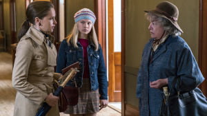 Tre starka kvinnor. Ruth (Felicity Jones) och hennes dotter Jane (Cailee Spaeny) söker upp juristen Dorothy Kenoyn (Kathy Bates) för att få råd på vägen. Ruth med dottern Jane i samspråk med juristen Dorothy Kenyon.