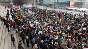 Klimatdemonstration utanför Riksdagshuset. Också elever som Monica Kulmala har talat med har gått på demonstrationer. Nuorten ilmastomielenosoitus.