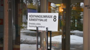 Slaskigt och grått, men vallokalen vid ämbetshuset var välbesökt under söndagen. Ämbetshuset i Korsholm. Skylt som anger röstningsområde hänger på dörren.