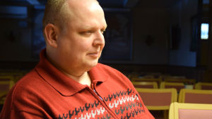 Göran Sjöstedt leder den västnyländska distriktsföreningen för synskadade. man i halvprofil i mötesutrymme
