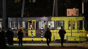På måndag kväll bevakade polisen den spårvagn där skottlossningen i Utrecht inträffade. På måndag kväll bevakade polisen den spårvagn där skottlossningen i Utrecht inträffade.