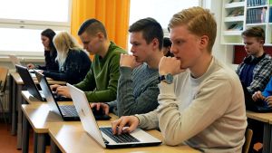 Modersmålslektion i Vasa gymnasium innan coronakrisen. skolungdomar skriver på dator