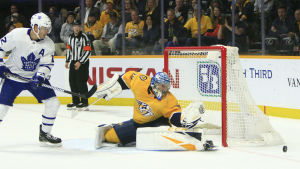 Pekka Rinne valdes förra året till NHL:s bästa målvakt. Pekka Rinne räddar ett skott i matchen mot Toronto.
