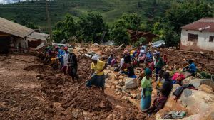 Människor letar efter kroppar i Chimanimani, Moçambique 19.3.2019 Människor letar efter kroppar i Chimanimani, Mocambique 19.3.2019