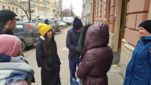 Irina Zabarbakieva ( tredje från vänster) hör till dem som vill skydda Bajkalsjön. Miljöaktivister står samlade i en grupp i Sankt Petersburg