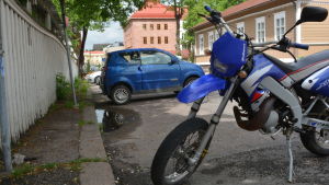 Arkivbild. I fortsättningen kan alternativet till moped och mopedbil vara att köra en personbil med en topphastighet på 60 kilometer i timmen. En blå mopedbil och en blå moped står på en parkeringsplats i centrala Borgå.